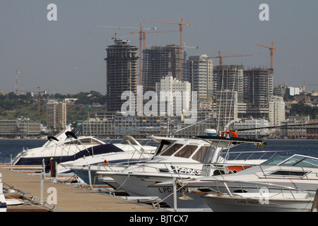 L'olio di Sonangol la sede centrale della società viste attraverso il porto dalla Ilha. Luanda. Angola. Africa Foto Stock