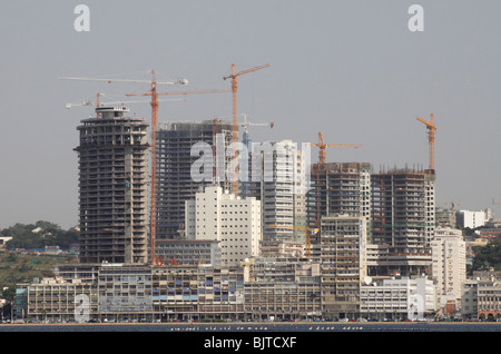 L'olio di Sonangol la sede centrale della società viste attraverso il porto dalla Ilha. Luanda. Angola. Africa Foto Stock