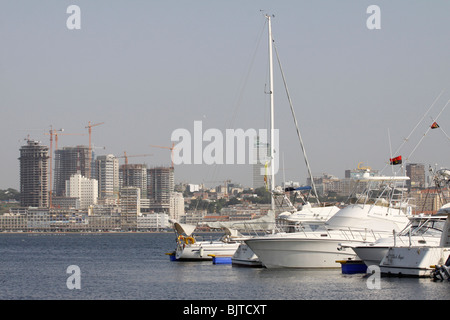 L'olio di Sonangol la sede centrale della società viste attraverso il porto dalla Ilha. Luanda. Angola. Africa Foto Stock