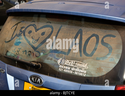 Auto con "Io amo il Laos' scritto nella finestra polvere Vientiane Laos Foto Stock