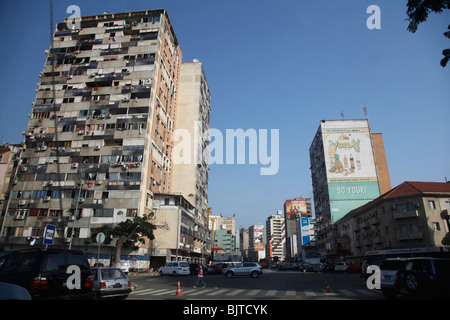 Vecchi e nuovi edifici compongono l'Angola della città capitale, Luanda. Foto Stock