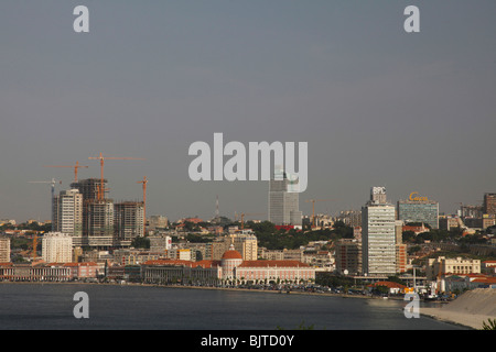 Vecchi e nuovi edifici compongono l'Angola della città capitale, Luanda. Foto Stock