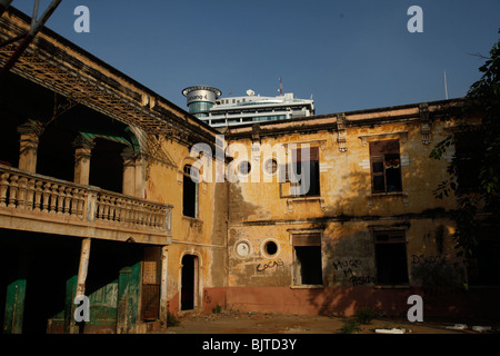 Il moderno edificio della compagnia petrolifera Sonangol coetanei oltre le contrastanti edificio coloniale della città di Luanda, capitale dell Angola Foto Stock