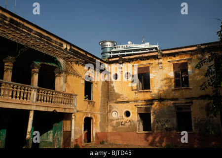 Il moderno edificio della compagnia petrolifera Sonangol coetanei oltre le contrastanti edificio coloniale della città di Luanda, capitale dell Angola Foto Stock