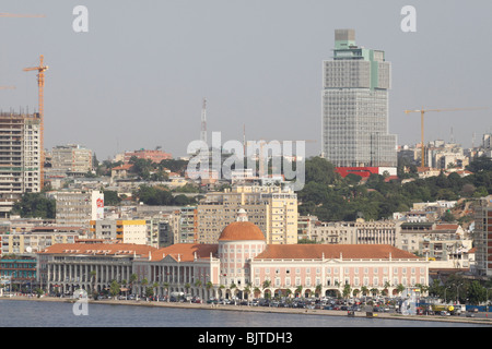 La Banca nazionale. ( Il Banco Nacional de Angola) visto dalla Fortaleza de Sao Miguel. Luanda. Angola. L'Africa. Foto Stock