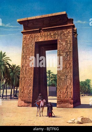 Propylon del terzo Tolomeo a Karnak, Egitto, 1933-1934. Artista: sconosciuto Foto Stock