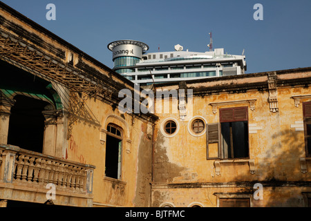 Il moderno edificio della compagnia petrolifera Sonangol coetanei oltre le contrastanti edificio coloniale della città di Luanda, capitale dell Angola Foto Stock