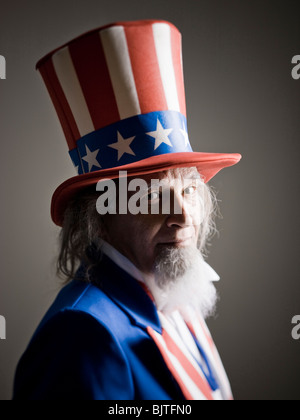 Ritratto di uomo in Uncle Sam's costume, studio shot Foto Stock