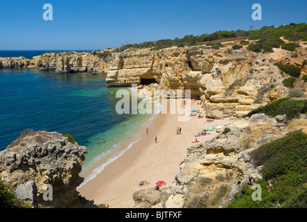 Il Portogallo, Algarve, uno dei appartato piccole spiagge nei pressi di Albufeira, Praia da Coelha Foto Stock