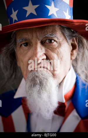 Ritratto di uomo in Uncle Sam's costume, studio shot Foto Stock