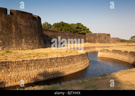 India Kerala, Palakkad, Tipu Sultan's Fort, a bult da Haider Ali nel 1766, bastioni meridionali e il fossato Foto Stock