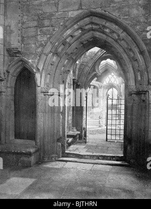 Portico di Casa del capitolo, Elgin Cathedral, Scozia, 1924-1926. Artista: Valentine & Sons Ltd Foto Stock