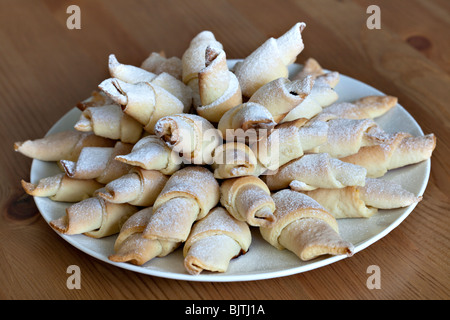 Home resa dolce panetteria. Crescent rotoli farciti con marmellata di prugne Foto Stock