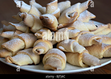 Home resa dolce panetteria. Crescent rotoli farciti con marmellata di prugne Foto Stock