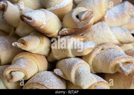 Home resa dolce panetteria. Crescent rotoli farciti con marmellata di prugne Foto Stock