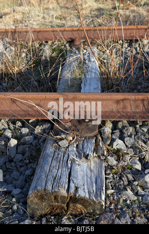 Vecchio abbandonato grande sud e ovest linea ferroviaria collegata al usurati traversine di legno nella contea di Sligo, Repubblica di Irlanda Foto Stock