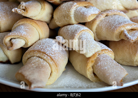 Home resa dolce panetteria. Crescent rotoli farciti con marmellata di prugne Foto Stock