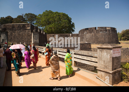 India Kerala, Palakkad, visitatori indiano entrando in tipu Sultan's Fort, a bult da Haider Ali nel 1766 Foto Stock