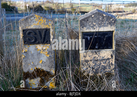 Vecchio cemento pietra saracinesca e acqua principali impieghi del marcatore nella contea di Sligo, Repubblica di Irlanda Foto Stock