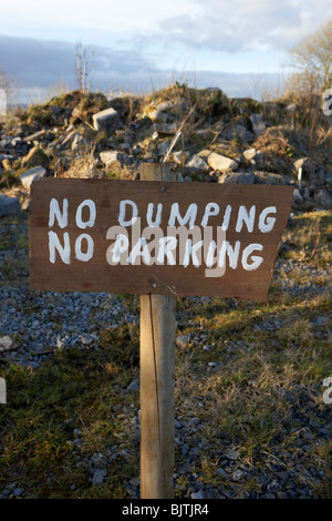 In legno dipinto a mano nessun dumping nessun segno di parcheggio nella contea di Sligo, Repubblica di Irlanda Foto Stock