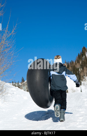 Kid a piedi con tubo interno Foto Stock