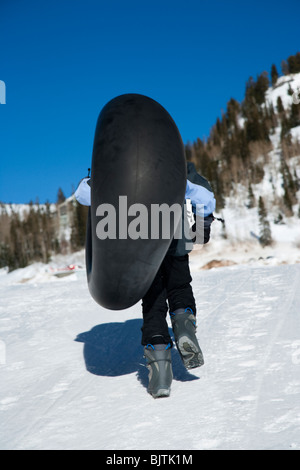 Kid a piedi con tubo interno Foto Stock