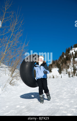 Ragazza camminare con tubo interno Foto Stock