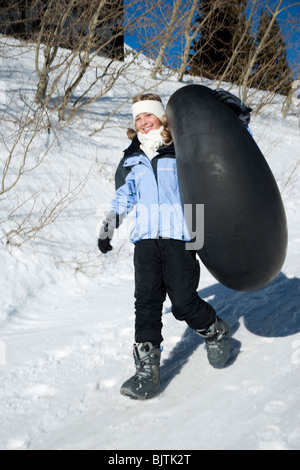 Ragazza camminare con tubo interno Foto Stock