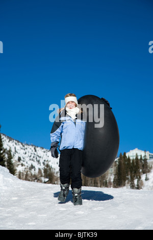 Ragazza camminare con tubo interno Foto Stock