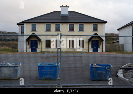 Vuoto costruite case invendute in una nuovissima sede di sviluppo manorhamilton in Repubblica di Irlanda Foto Stock