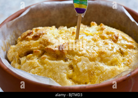 La pasqua il pane cotto in una pentola di creta, 3 scuola elementare progetto. Foto Stock