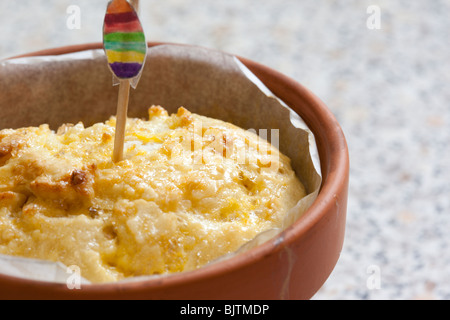 La pasqua il pane cotto in una pentola di creta, 3 scuola elementare progetto. Charles Lupica Foto Stock