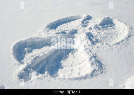 Donna fare angelo di neve Foto Stock