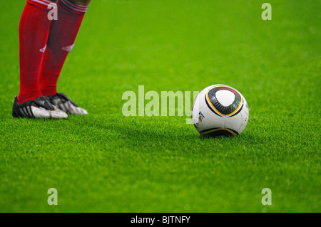 I calciatori gambe e Jabulani, matchball ufficiale della Coppa del Mondo FIFA 2010 in Sud Africa Foto Stock