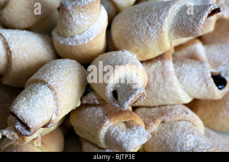 Home resa dolce panetteria. Crescent rotoli farciti con marmellata di prugne Foto Stock