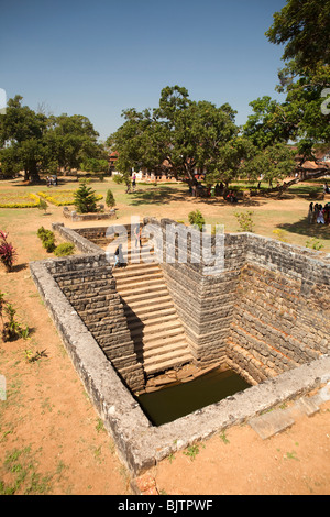 India Kerala, Palakkad, Indiana i visitatori in una fase ben di Tipu Sultan's Fort, a bult da Haider Ali nel 1766 Foto Stock