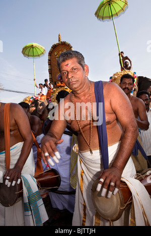 India Kerala, Koorkancherry Sree Maheswara tempio, Thaipooya Mahotsavam festival, musicisti con tempio caparisoned elefanti Foto Stock