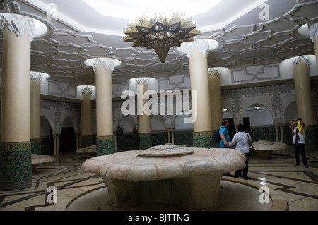 Bello il design degli interni nella moschea di Hassan II a Casablanca. Foto Stock