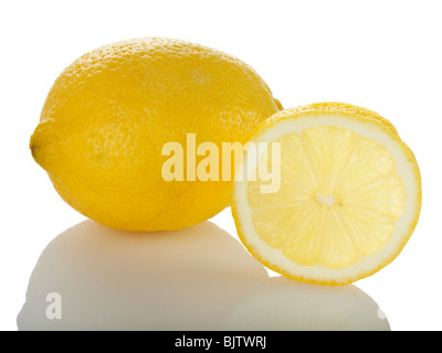Tutto il limone e fetta su sfondo bianco Foto Stock