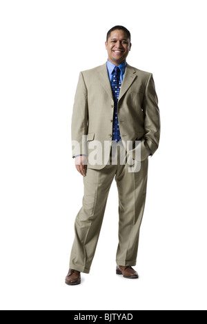 Uomo in piedi con le braccia incrociate Foto Stock