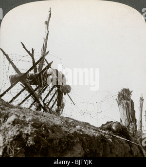 Morti i soldati tedeschi sul filo dopo una notte di raid, Givenchy, Francia, guerra mondiale I, 1914-1918.Artista: realistico Viaggi Editori Foto Stock