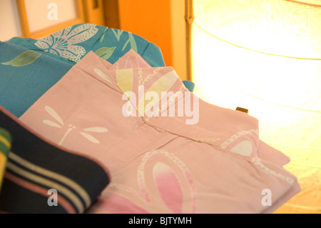 Yukata piegati accanto a una lanterna Foto Stock