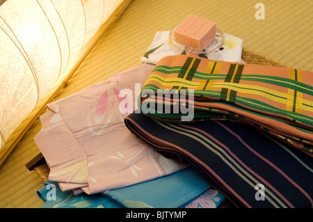 Yukata piegati accanto a una lanterna Foto Stock
