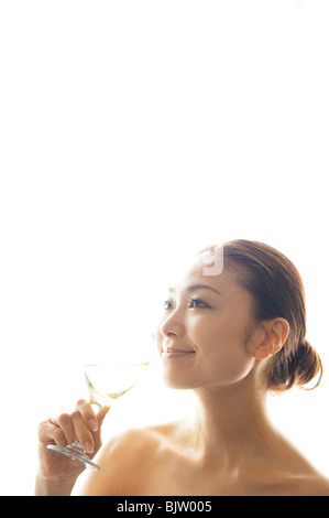 Donna bere il vino Foto Stock