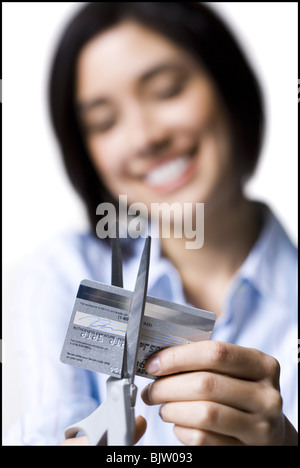 La donna il taglio di carta di credito Foto Stock