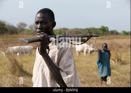 Del sud-Sudan, Cuibet vicino a Rumbek , tribù Dinka, pastore armati con Kalashnikov AK-47 proteggere i loro zebù vacche da bovini ostile raider Foto Stock