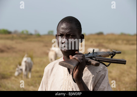 Del sud-Sudan, Cuibet vicino a Rumbek , tribù Dinka, pastore armati con Kalashnikov AK-47 proteggere i loro zebù vacche da bovini ostile raider Foto Stock