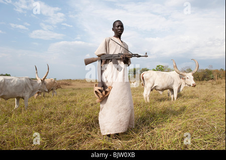 Del sud-Sudan, Cuibet vicino a Rumbek , tribù Dinka, pastore armati con Kalashnikov AK-47 proteggere i loro zebù vacche da bovini ostile raider Foto Stock