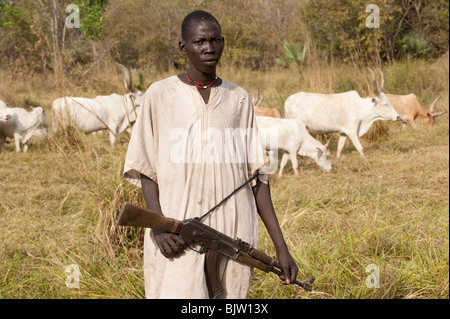 Del sud-Sudan, Cuibet vicino a Rumbek , tribù Dinka, pastore armati con Kalashnikov AK-47 proteggere i loro zebù vacche da bovini ostile raider Foto Stock