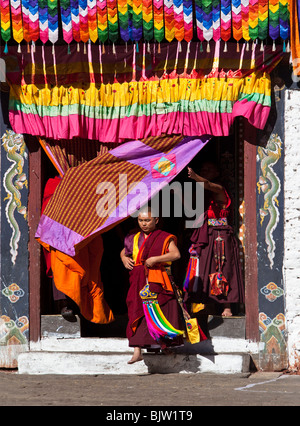 Monaco in festival vestiti in uscita Dzong edificio per eseguire una danza tsechu, Trashigang Bhutan Foto Stock